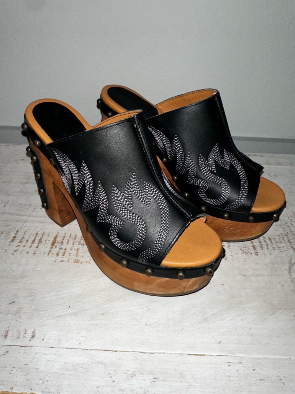 dingo women’s free spirit wooden sandals - Picture 2 of 16